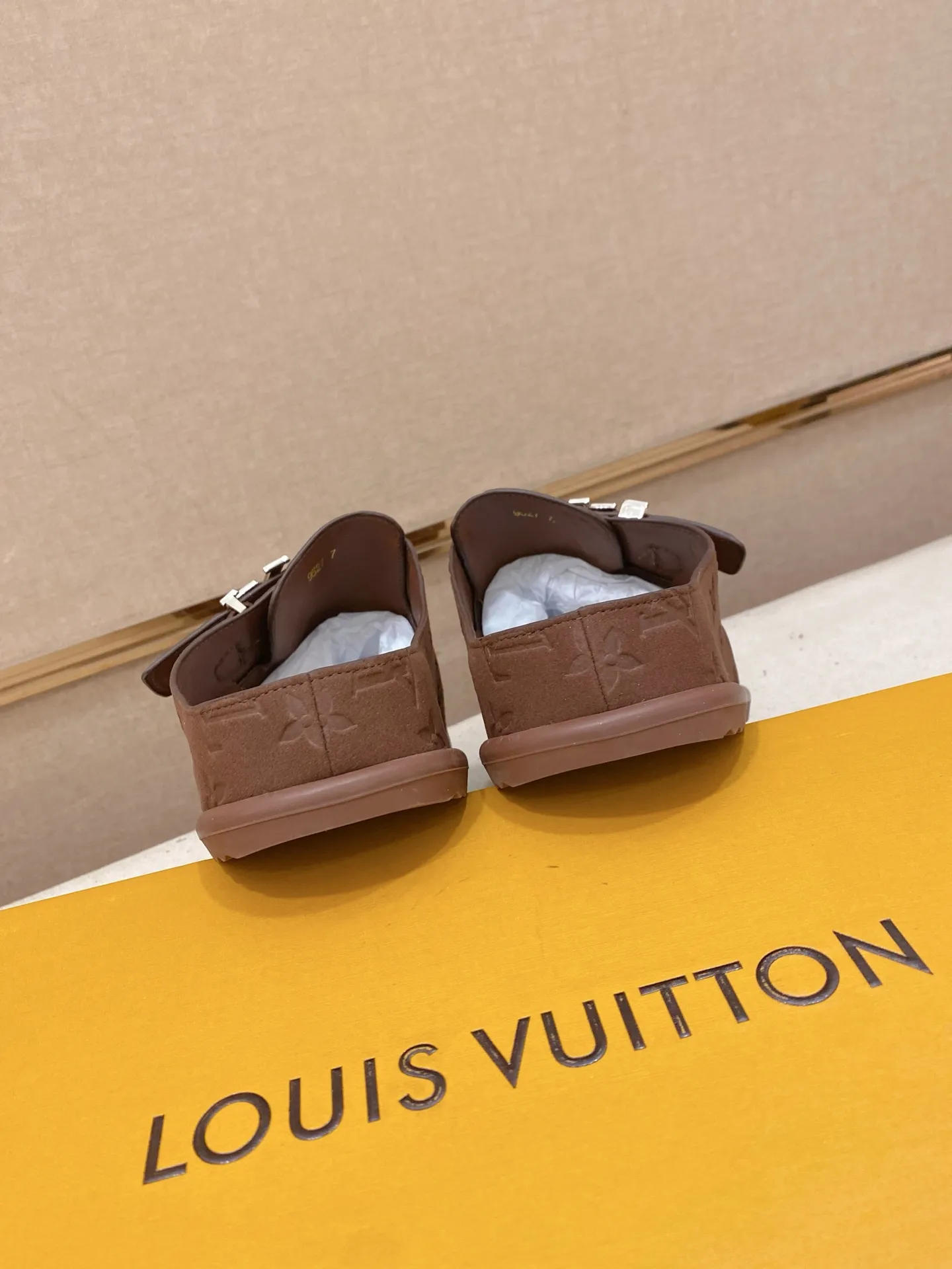 Men's shoes 💰: 360💰LV made 🔍Top purchasing agents, men's spring and summer slippers are available at the same counter. The uppers are made of Italian imported denim with logo graphics and high-quality craftsmanship. The soles are original soles specially provided by the original factory. The exclusive movable molded soles are super comfortable. Original factory follow-up products. 🔍🔍High quality. You can enter and exit the counter at will. Welcome to compare. The code number is 38-44.